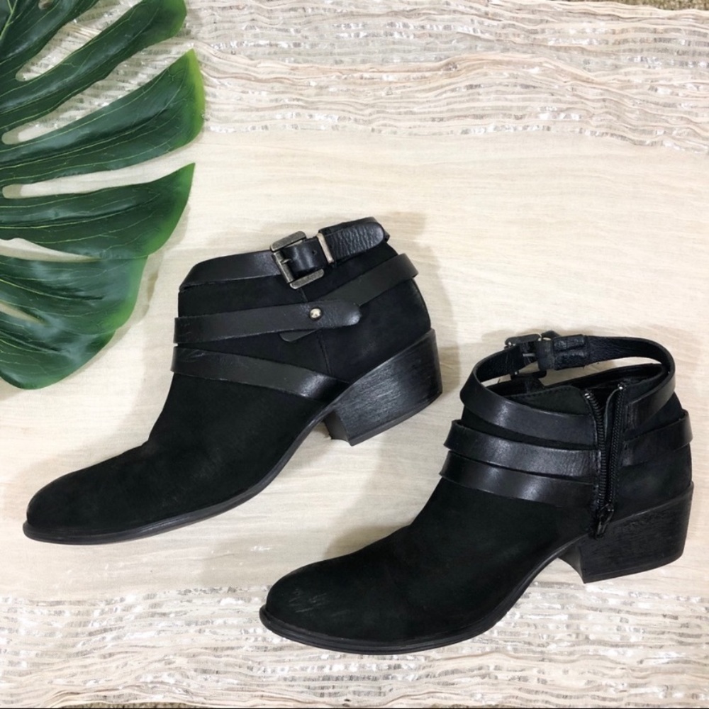 Size 9 Black leather Steve Madden ankle booties